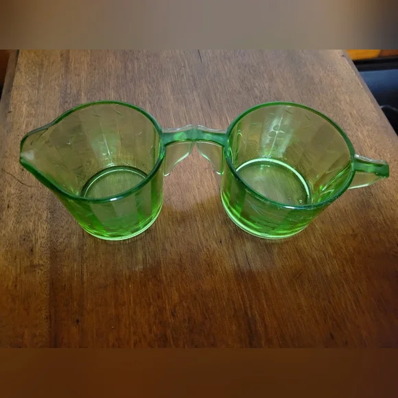 Vintage Green Glass Uranium Creamer and Sugar Set (114) - Picture 2 of 5